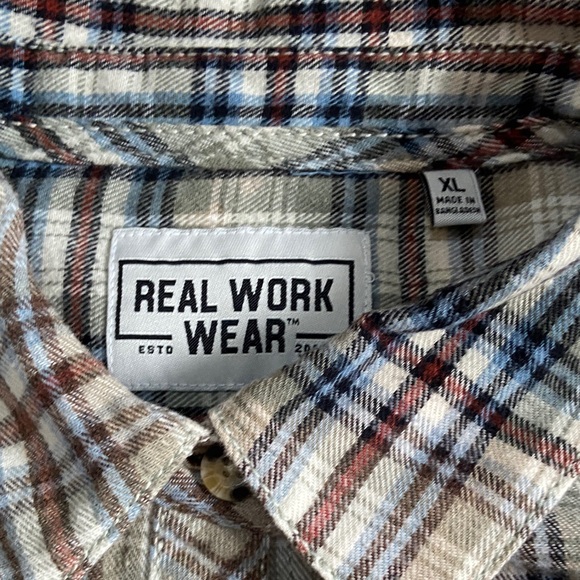 Handcrafted Flannel Shirt with Gibson Les Paul Guitar Design - Picture 5 of 6